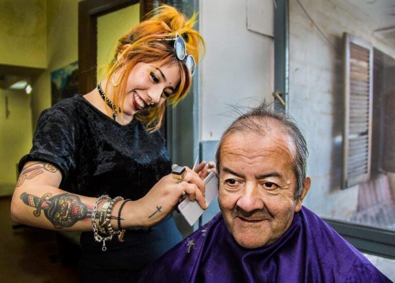 Los estudiantes de barbería y peluquería de Studio 86. escuela de emprendedores, les cortaron el pelo y embellecieron a los abuelos del Padre Lamónaca.