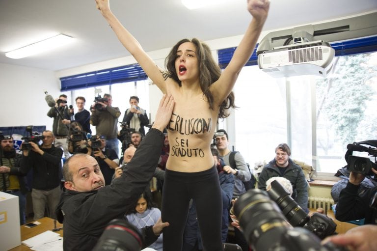 Una activista por los derechos de la mujer irrumpe con el torso desnudo en el local de Milán, Italia, donde el ex mandatario Silvio Berlusconi (frente) iba a depositar su voto el 04/03/2018. "Berlusconi, estás acabado", decía su pecho.
(Vinculado al texto de dpa "Activista con el torso desnudo recibe a Berlusconi en Milán")
* China, France, Italy, Germany, Japan, Netherlands, Poland, Switzerland and UK Rights OUT * Foto: Maule/Fotogramma/Ropi/Zuma Press/dpa +++ dpa-fotografia +++