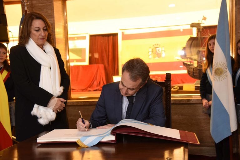 Zapatero visitó la ciudad para hablar sobre la reforma constitucional.