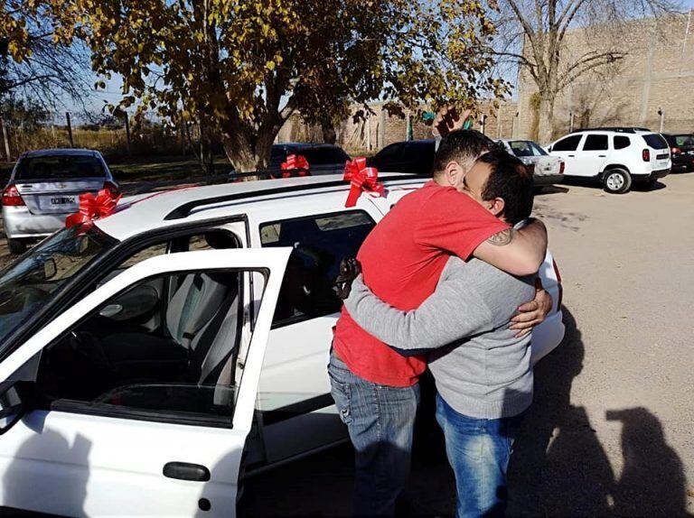 La emoción al ver el inesperado regalo de sus compañeros.