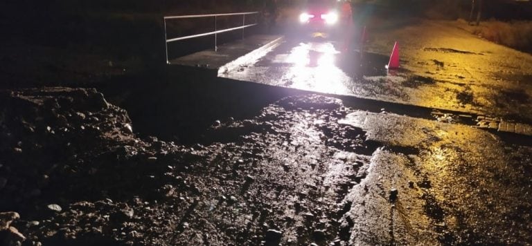 Ante el intenso temporal de lluvia que se registra en la Capital y otros departamentos, se produjo el derrumbe del puente de ingreso de barrio Néstor Kirchner.