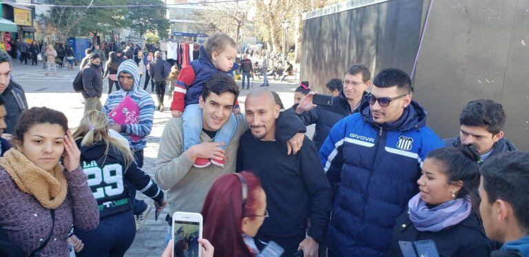 El Cholo Guiñazú fue a la sede de Talleres para retirar su carnet de socios y recibió el afecto de la gente.