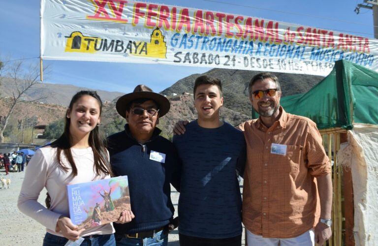 Los primeros turistas que llegaron a Tumbaya, en la apertura oficial de la temporada. Con ellos el comisionado Hugo Mamaní y el secretario Sergio Chacón.