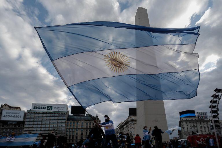 Miles de personas se manifiestan este sábado frente al obelisco de la Ciudad de Buenos Aires. (Foto: EFE/ Juan Ignacio Roncoroni)