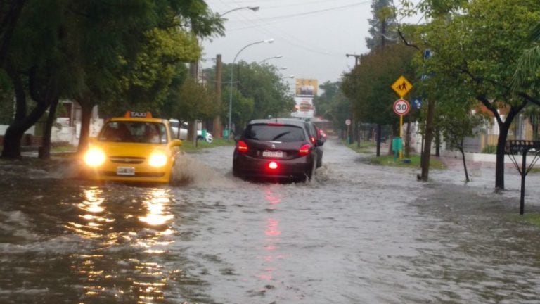 La lluvia comenzó a generar problemas en Córdoba, sobre todo en el tránsito por las calles de la ciudad.