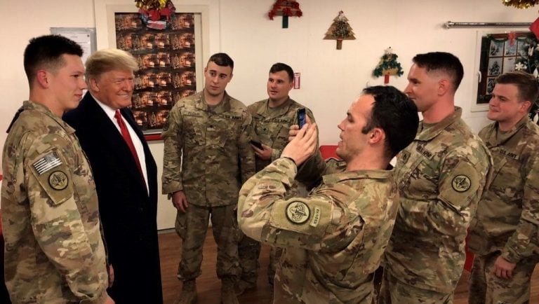 Trump durante su visita a las tropas en Irak en diciembre de 2018. (Foto: DPA)