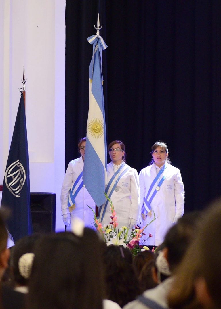 Abanderada y escoltas del Instituto de Formación, Capacitación y Superación Profesional "Lic. Miryam Beatriz Gloss", en el acto académico de entrega de títulos a nuevos enfermeros universitarios de Jujuy.