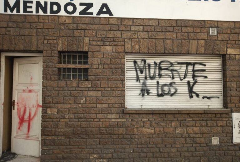 Vandalizaron la sede del Partido Justicialista de Mendoza.