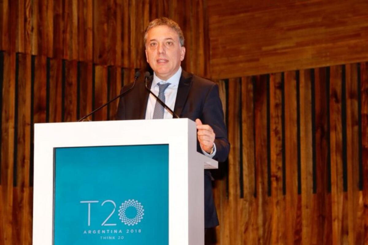 Dujovne aseguró que la economía volverá a crecer pagando costos de corto plazo