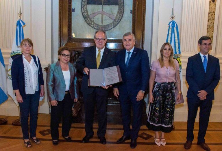 El gobernador Morales y el  embajador alemán, Jürgen Christian Mertens, junto a sus respectivas esposas, en el Salón de la Bandera de la Casa de Gobierno. Acompañaron la recepción el secretario de Integración Regional y Relaciones Internacionales, Pablo Palomares, y la cónsul honoraria de Alemania en Salta para el NOA, Svea Leuckel.