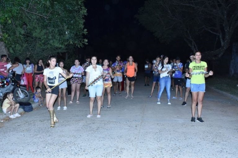 Se presentan los carnavales barriales en Corrientes.