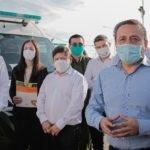 El gobernador Oscar Herrera Ahuad y su ministro de Salud, Oscar Alarcón, durante la entrega de ambulancias y una unidad de traslado.