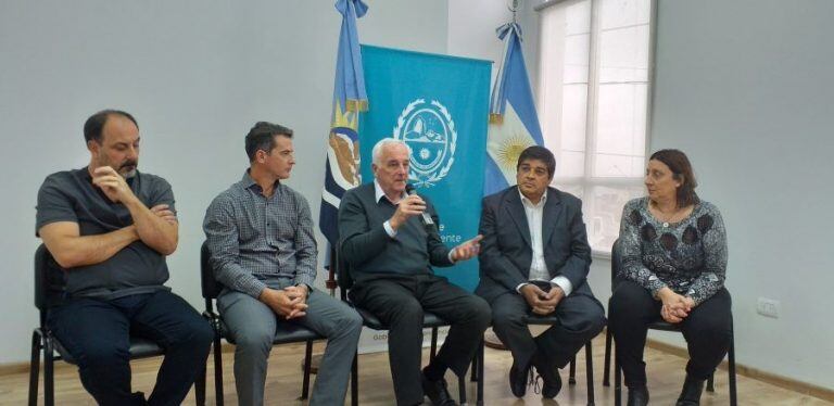 El ministro de Salud y Ambiente, Juan Nadalich junto a referentes de áreas de la salud provincial.