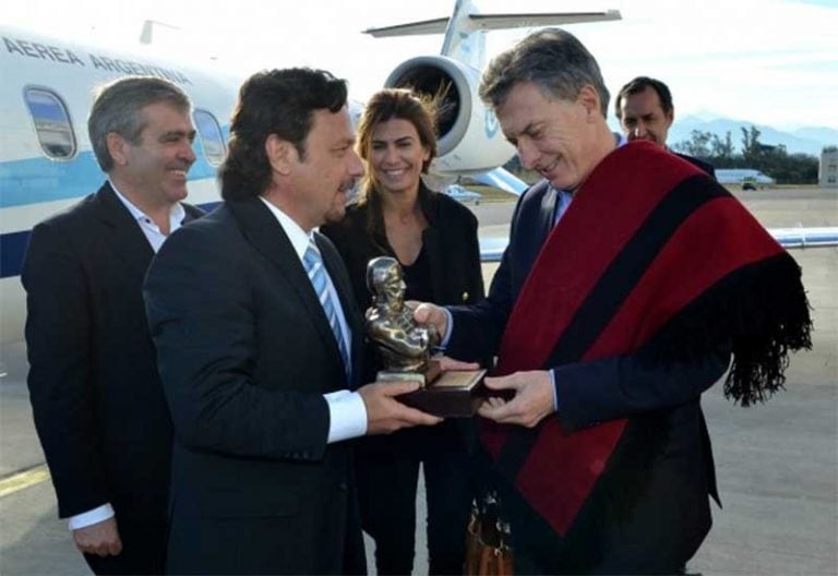 Saenz recibiendo a Macri.