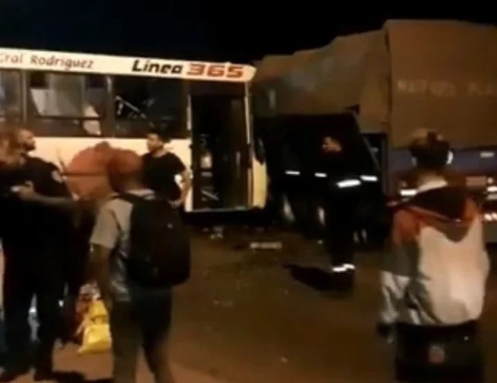 Choque entre un colectivo y un camión de papas en Ruta 24 (Web)