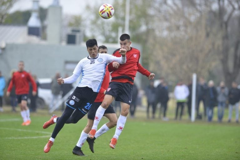 Belgrano e Instituto juegan un amistoso en Villa Esquiú antes del inicio del torneo de la B Nacional.