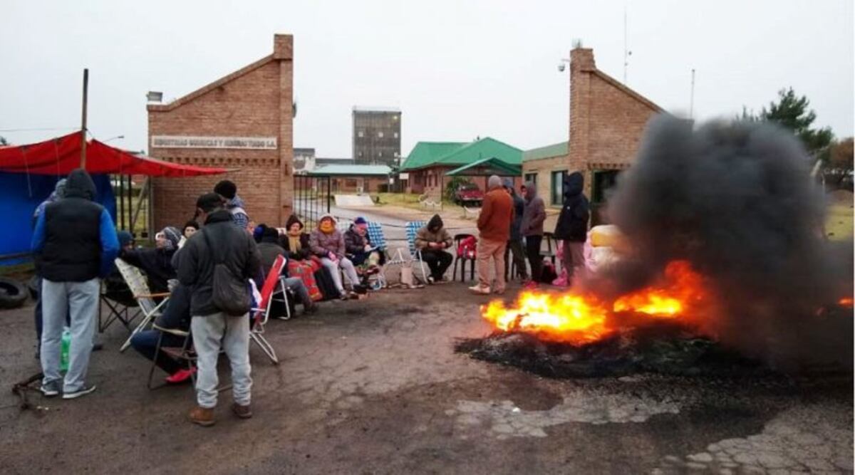 Trabajadores salineros en San Martín cortan la entrada de la empresa por despidos
