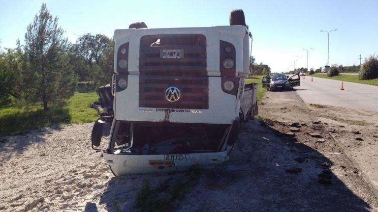 Al parecer el accidente fue por un desperfecto técnico en el vehículo. El chofer está fuera de peligro. Foto: Policía de San Luis.