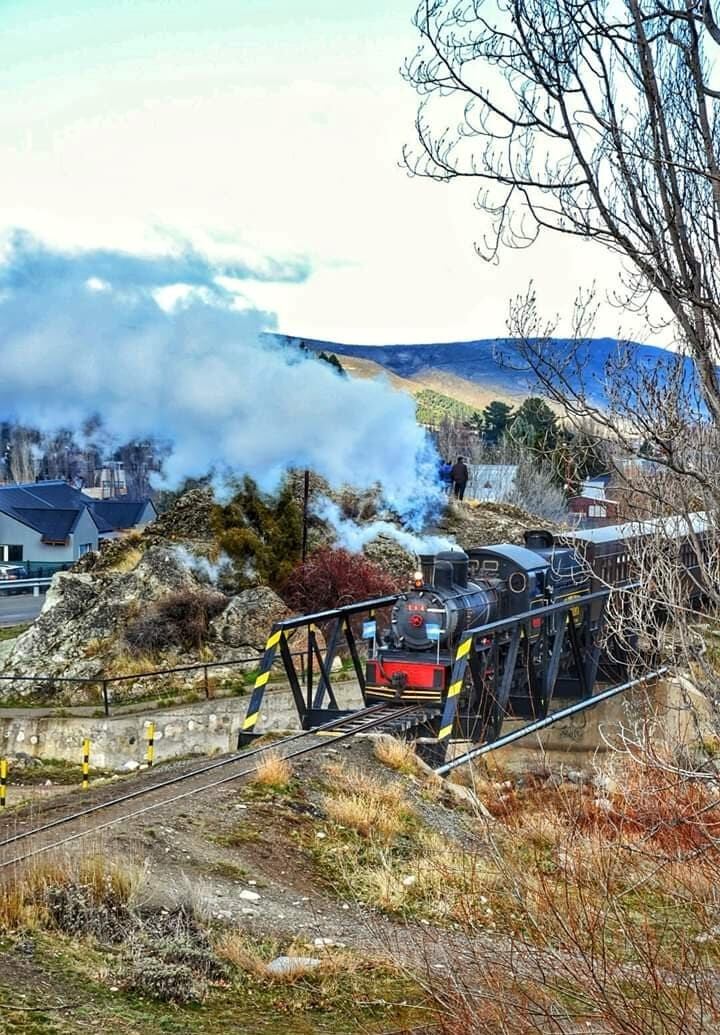 La Trochita, en su camino para llegar a las Estación Nahuelpan, pasando por el puente "de fierro".