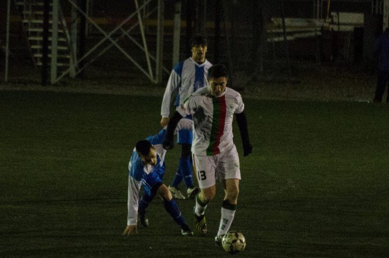 El verde cuidando el balón en los últimos minutos del primer tiempo.