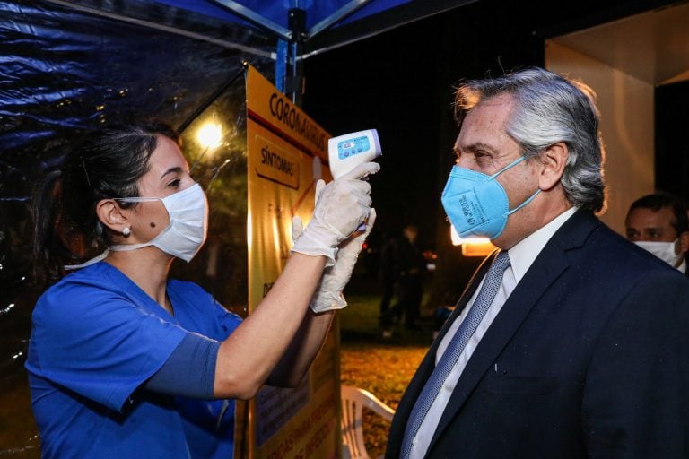 Control de temperatura al presidente Alberto Fernández durante su reciente visita a Posadas. AFP imagen ilustrativa.