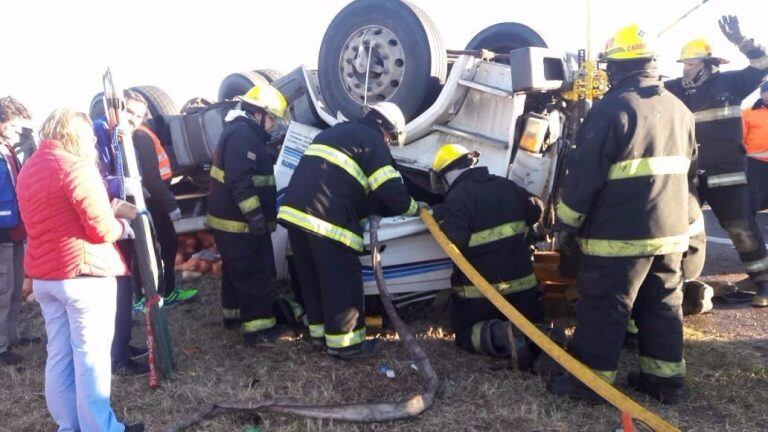 El conductor y su acompañante tuvieron que ser rescatados por Bomberos Voluntarios de El Fortín.