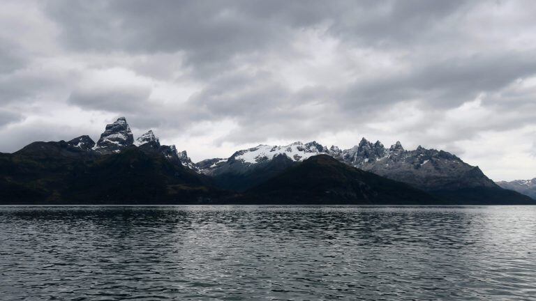 ACOMPAÑA CRÓNICA: CAMBIO CLIMÁTICO - AME8241. PATAGONIA CHILENA (CHILE), 04/02/2019.- Fotografía del 23 de enero de 2019, muestra un paraje de la Cordillera Darwin, en el sur de Chile. A 500 años del viaje en el que Fernando de Magallanes descubrió el principal paso natural entre el Atlántico y el Pacífico, quienes frecuentan hoy la zona advierten que el cambio climático ha llegado para quedarse: los pingüinos van en descenso y, salvo excepciones, los glaciares retroceden. EFE/Rodrigo García