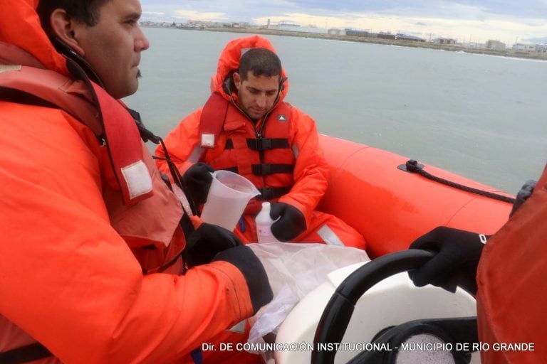 Muestras de agua en distintos sectores de la costa marítima