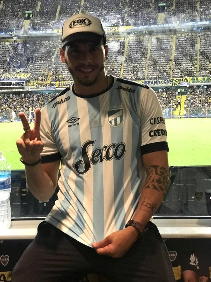 Un reconocido hincha de Atlético Tucumán se infiltró en la Bombonera y gritó los goles ante Boca.