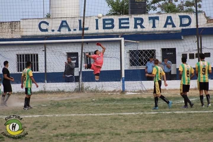 Mauricio Tapia vuela en cancha de Libertad defendiendo el arco de Huracán de barrio La France