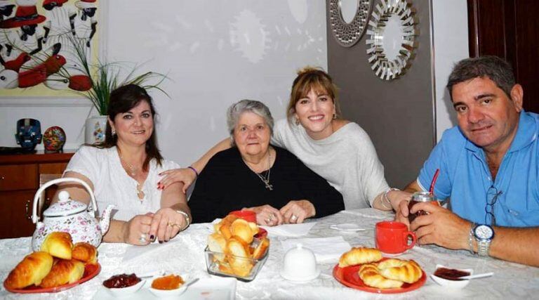 Carmina Besga, candidata a diputada por el Frente de Todos, publicó una foto en redes sociales con el texto: "Desayunando en familia" (Facebook)