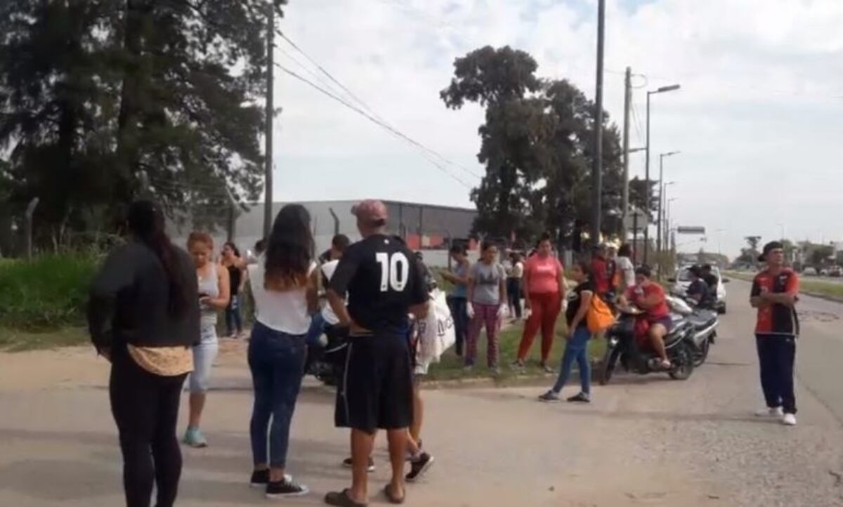 Hirieron a tres personas en una nueva protesta en la cárcel de Las Flores