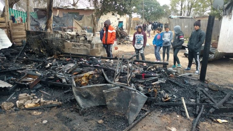 El incendio ocurrió en una vivienda de Villa Los 40 Guasos, en la zona de Ferreyra. Falleció una nena de 9 años y su melliza está muy grave.