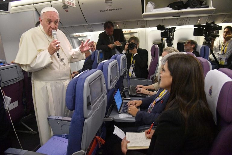 EPA2308 PERÚ, 22/01/2018.- El papa Francisco hace una declaración a los periodistas a bordo del avión durante el vuelo de regreso a Italia tras su visita apostólica a Sudamérica, hoy, 22 de enero de 2018. El pontífice visito Chile y Perú del 15 al 22 de enero. EFE/ Luca Zennaro / Pool