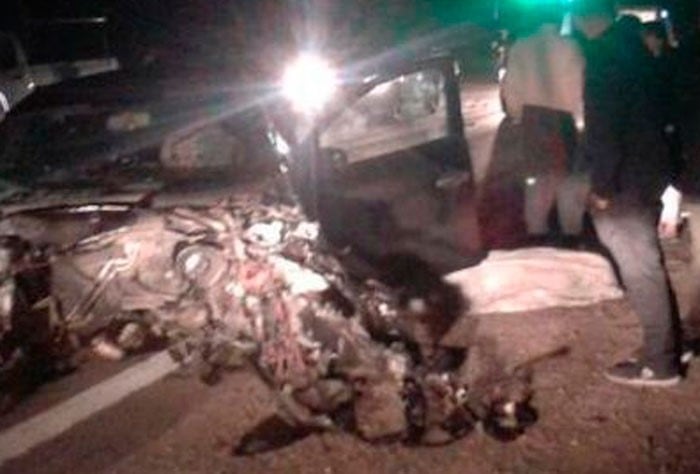 En el choque el auto quedó destrozado.