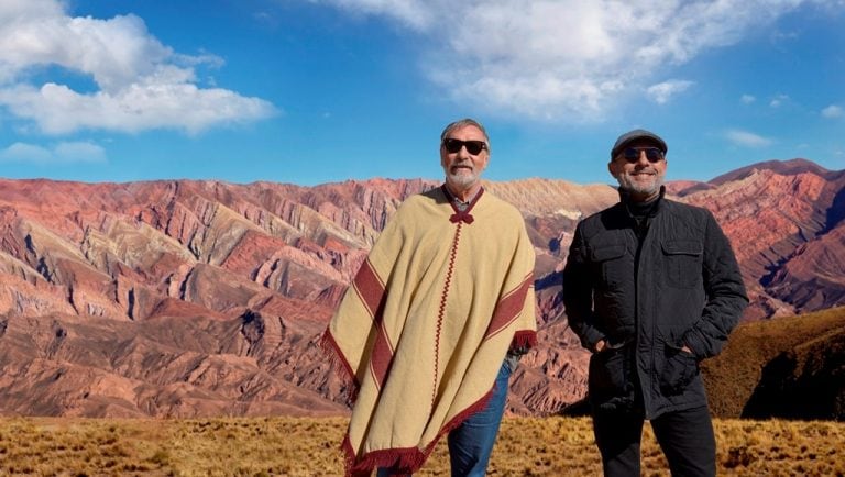 Luis Bradoni y Guillermo Francella, con El Hornocal a sus espaldas.