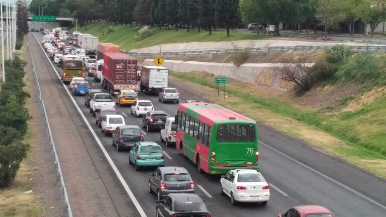 Largas filas de autos y colapso en el acceso sur de Mendoza