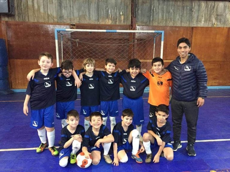 Le profesor Rodrigo Huaitro con los chicos participantes del torneo fueguino