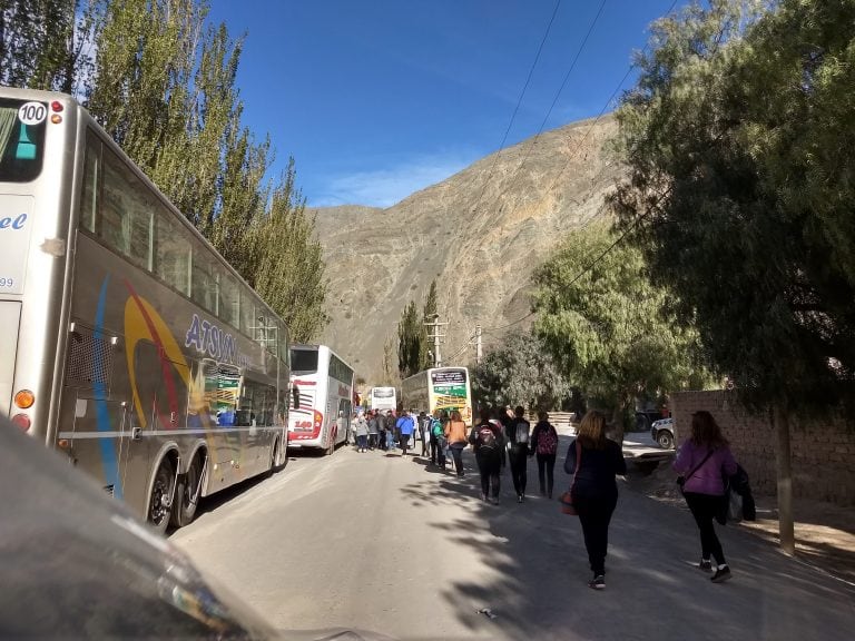 Las calles del pueblo de Purmamarca tuvieron incesante movimiento de turistas.