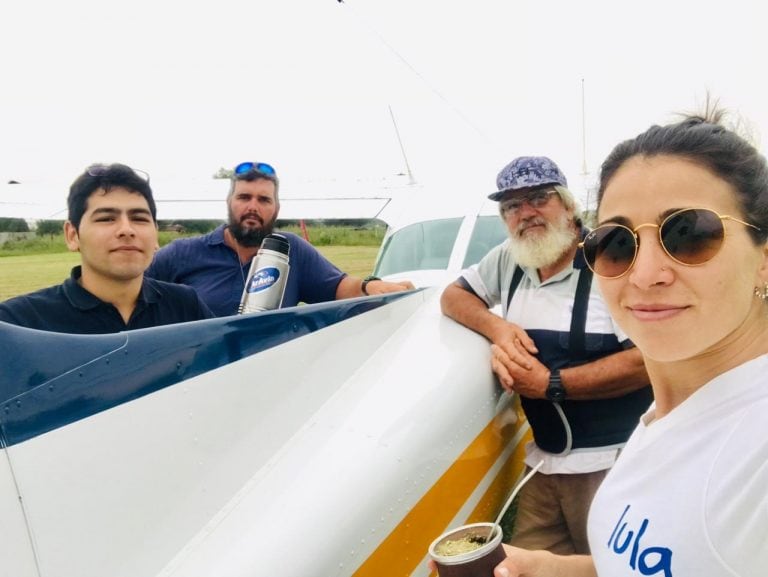 El equipo: Andrés (piloto), Matías Michelutti, el guardaparque Pablo Michelutti y la bióloga Lucía Castro