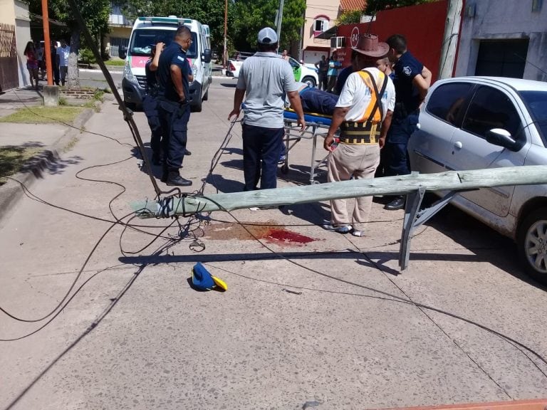 El operario que se encontraba trabajando con él, aseguro tener las medidas de seguridad adecuadas pero el poste se cayó.