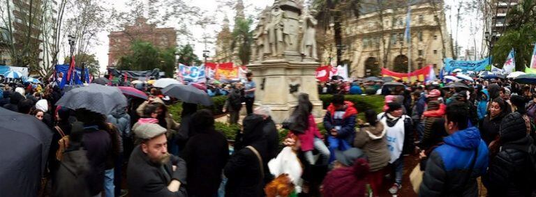 La plaza se llenó de rosarinos rechazando la presencia de las Fuerzas Armadas en la calles.