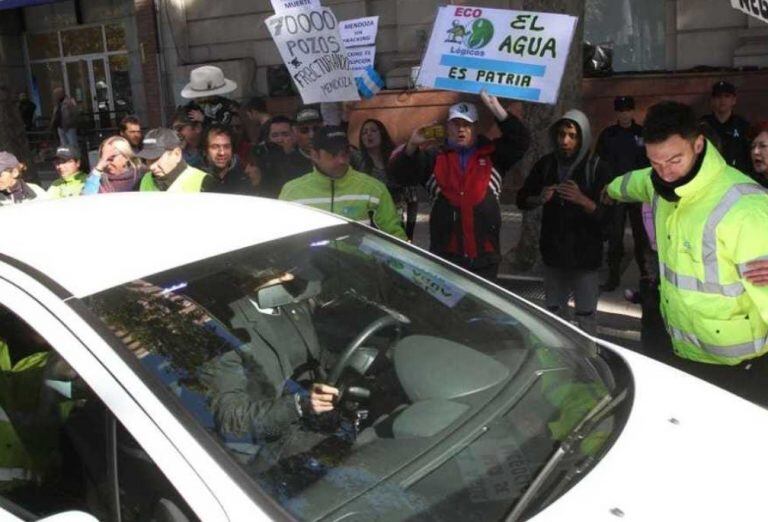 Hubo una manifestación en contra del fracking, con carteles y pancartas.