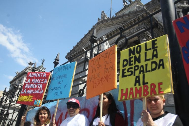 Miles de personas se reunieron el 23 de octubre en la plaza del Congreso, para mostrar su rechazo al proyecto de Presupuesto para 2019. Crédito: EFE/Carlota.