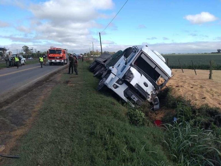 Camionero quedó atrapado en la cabina tras un choque múltiple (Info Más)