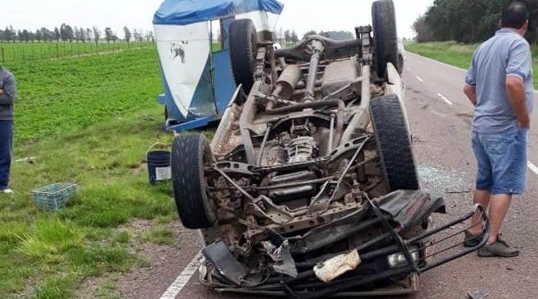 La camioneta chocó la casilla y volcó (Infopico)