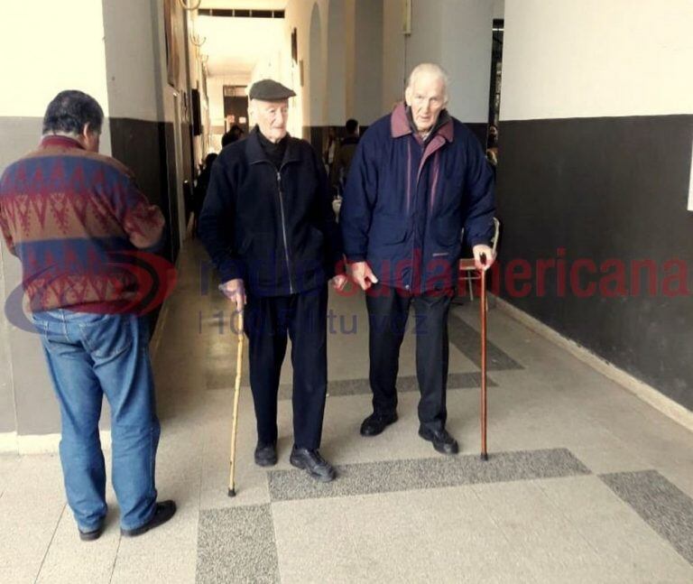 Los hermanos Andrés y Joaquín votaron temprano en la Escuela Centenario.