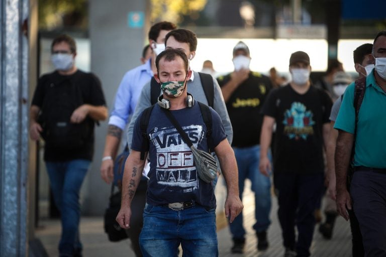 Un grupo de personas camina en la Estación de Constitución (EFE/ Juan Ignacio Roncoroni)