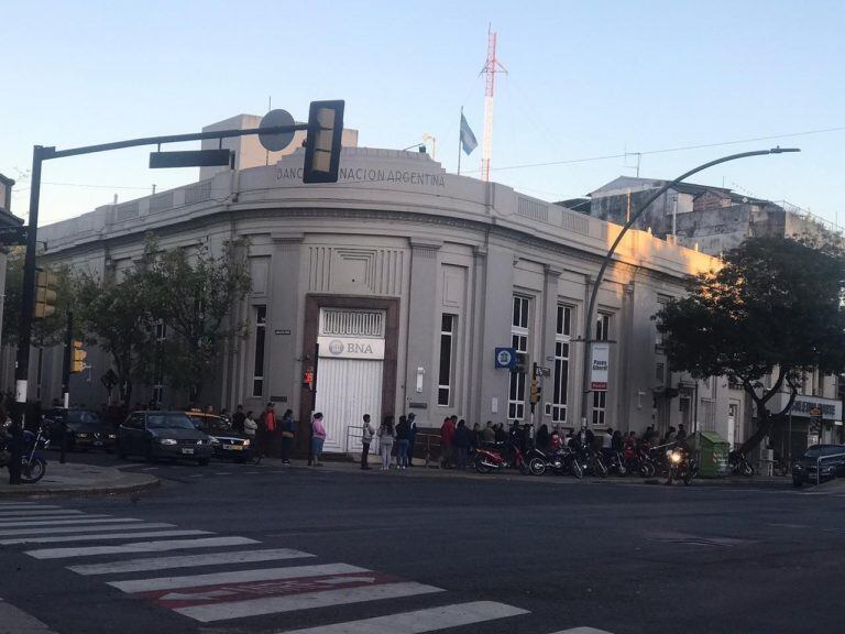 Postales del caos en los bancos de Rosario en medio del coronavirus. (Twitter)