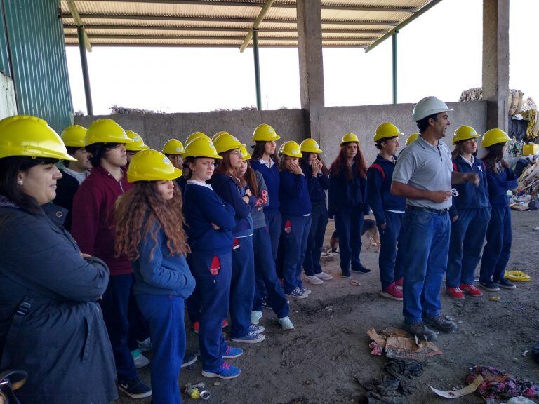 Alumnos del Colegio Holandés en la Planta de Separación de Residuos (prensa municipal)